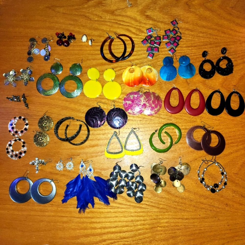 30 PAIRS OF VINTAGE EARRINGS